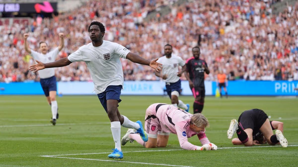 Жермен Дефоның голдары Англияны жеңіске жеткізген кезде Soccer Aid's Angry Ginge қайтадан жарқырайды.
